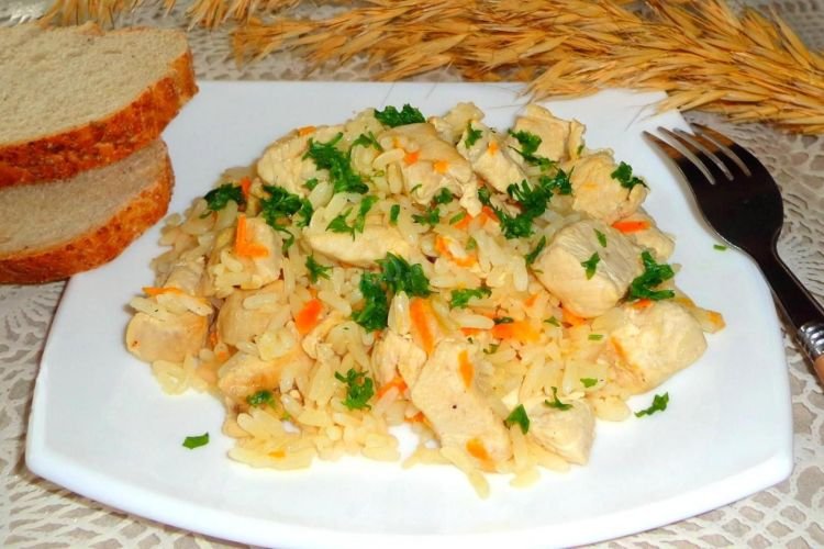 Куриное филе с рисом, морковью и луком в духовке