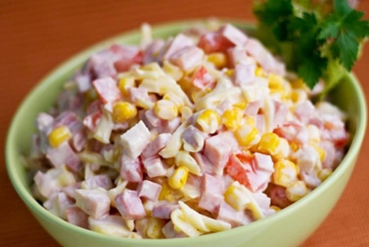 Салат с сыром косичка, плавленым сыром, колбасой и кукурузой