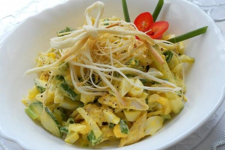 Салат с курицей, огурцами и сыром косичка