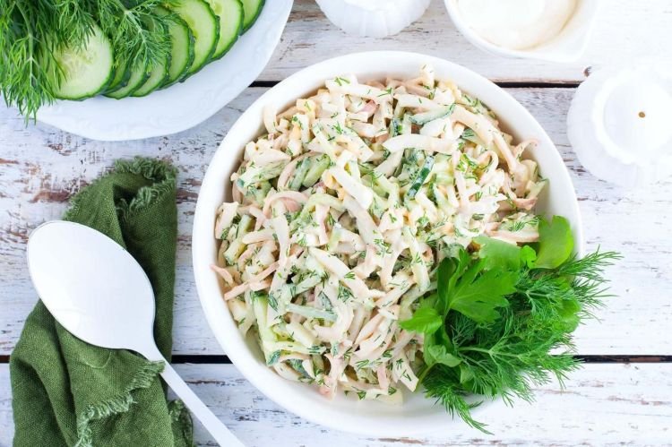Салат с кальмарами, яйцами, сыром косичка и огурцами
