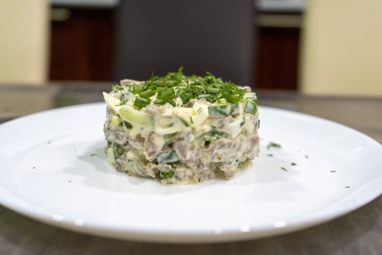 Салат с говядиной, яйцами, огурцами и сыром косичка