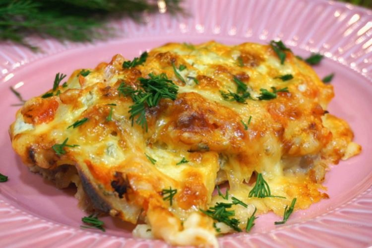 Свиные отбивные, запеченные на луковой подушке