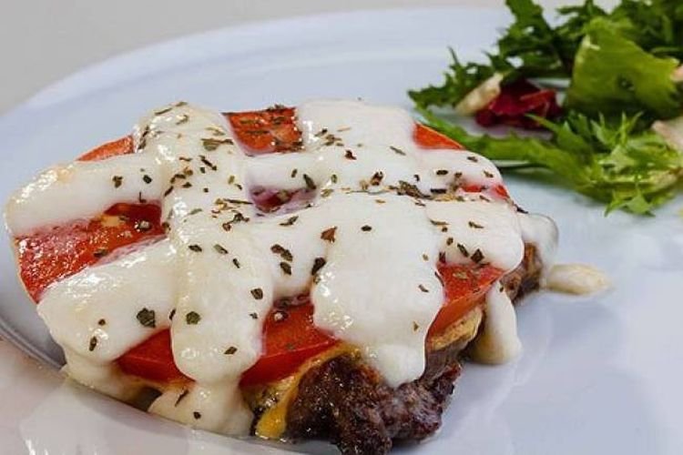 Отбивные из свинины, запеченные с моцареллой, помидорами и базиликом