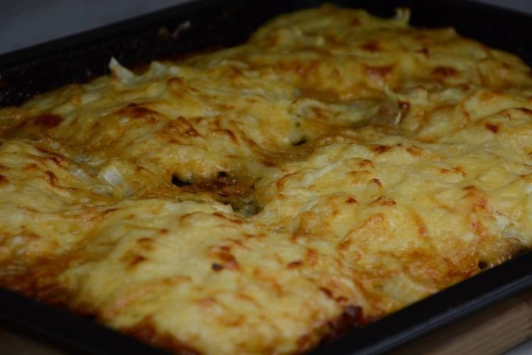 Отбивные из свинины, запеченные с картофелем, луком и сыром