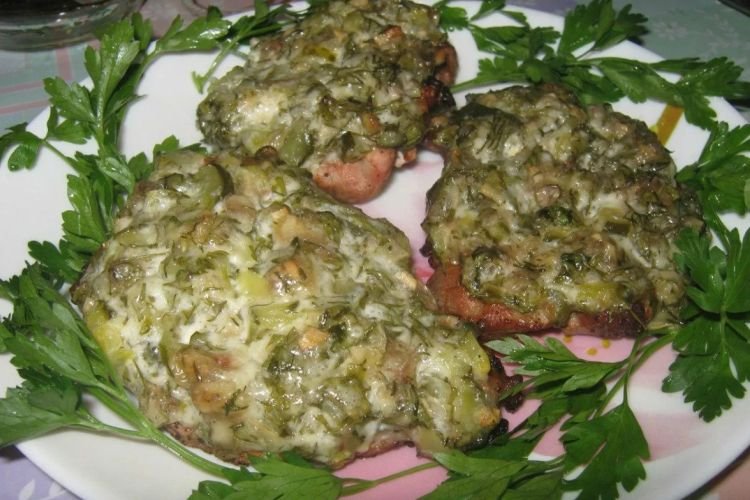 Свиные отбивные, запеченные с орехами и солеными огурцами