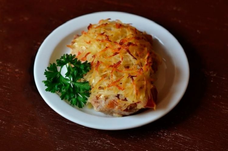 Свиные отбивные под картофельной шубой в духовке