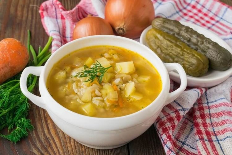 Гороховый суп с курицей и маринованными огурцами