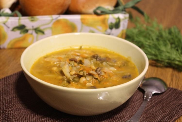 Гороховый суп с курицей и грибами