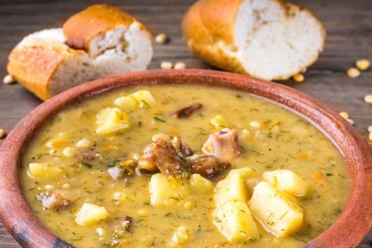 Гороховый суп с копченой курицей и морковью