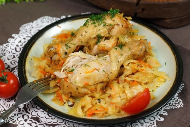 Куриные голени с капустой в духовке