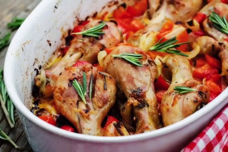 Куриные голени с баклажанами и болгарским перцем в духовке