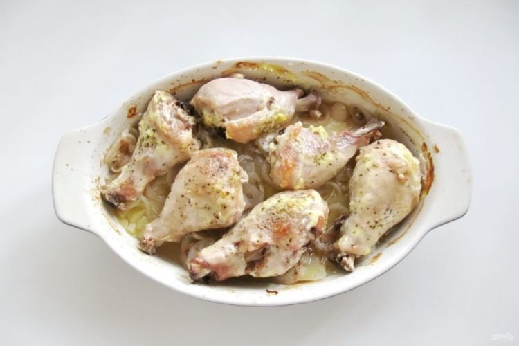 Куриные голени с луком и майонезом в духовке