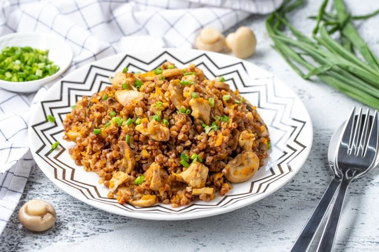 Гречка по-купечески с грибами и курицей