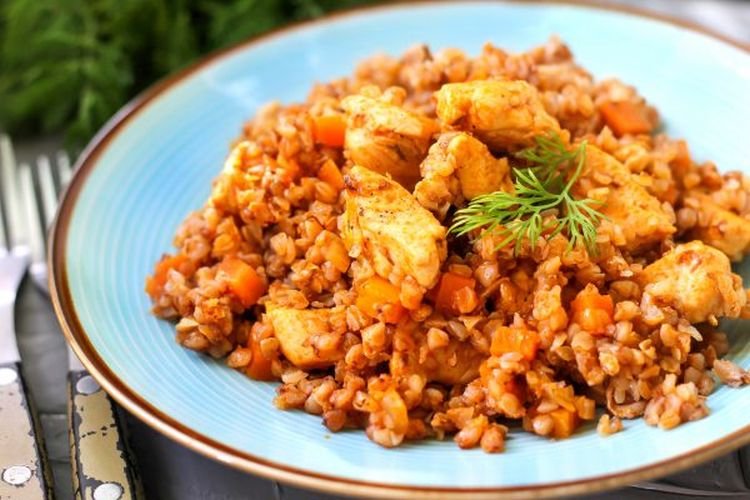 Гречка по-купечески с курицей и томатным соусом