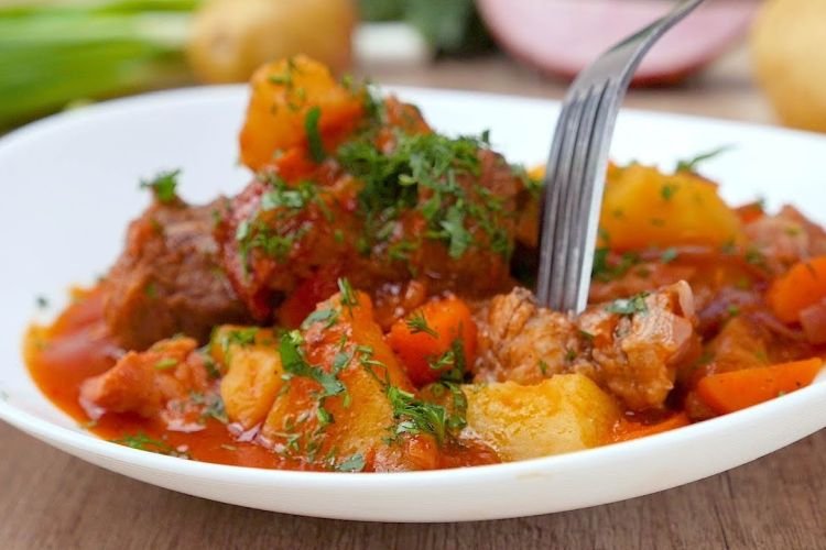 Жаркое из свинины и картошки с томатной пастой