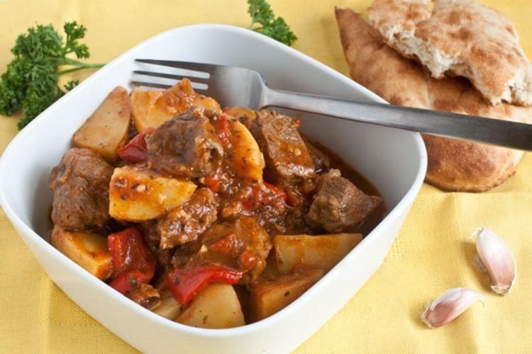 Жаркое из свинины с вялеными томатами и картофелем