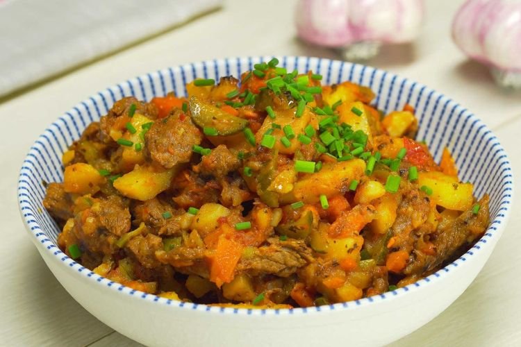 Жаркое из свинины, картофеля и соленых огурцов