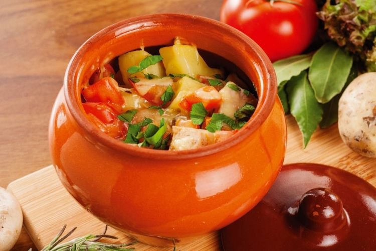 Жаркое со свининой, картофелем и помидорами в горшочке