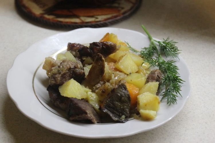 Жаркое со свининой, сушеными грибами и картошкой