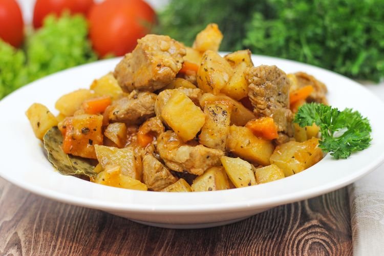 Жаркое со свининой, картофелем и мукой