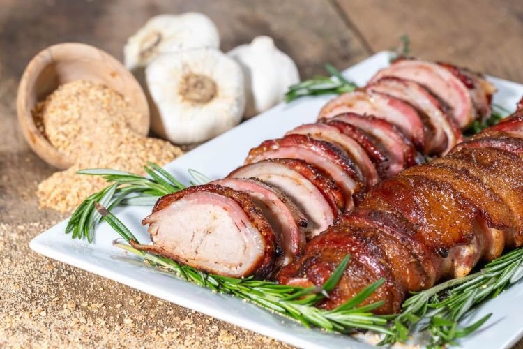 Мясной рулет из говядины с острым кетчупом и луком