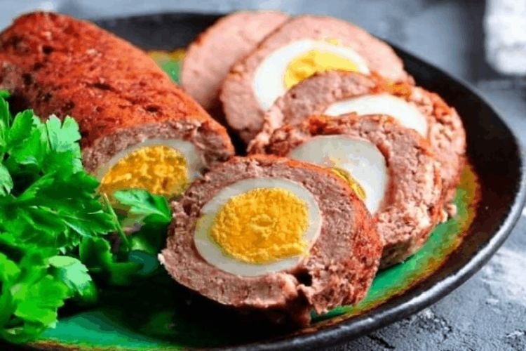 Мясной рулет с яйцами и рисом
