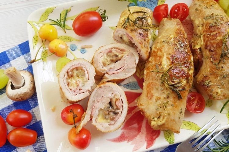 Мясной рулет с сыром и грибами