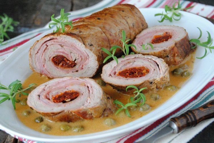 Мясной рулет из свинины с сыром и вялеными помидорами