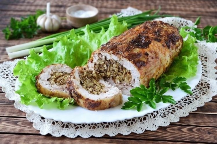 Мясной рулет с ананасами и грецкими орехами