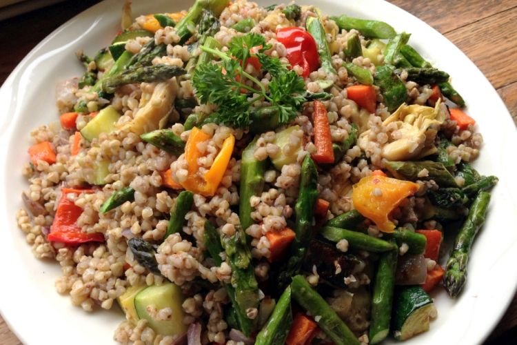 Гречка, запеченная с курицей и замороженными овощами