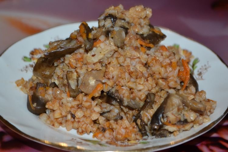 Гречка, запеченная с курицей и сушеными грибами