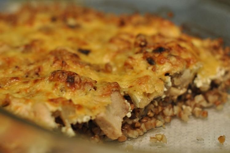 Гречка с курицей под сырной корочкой в духовке
