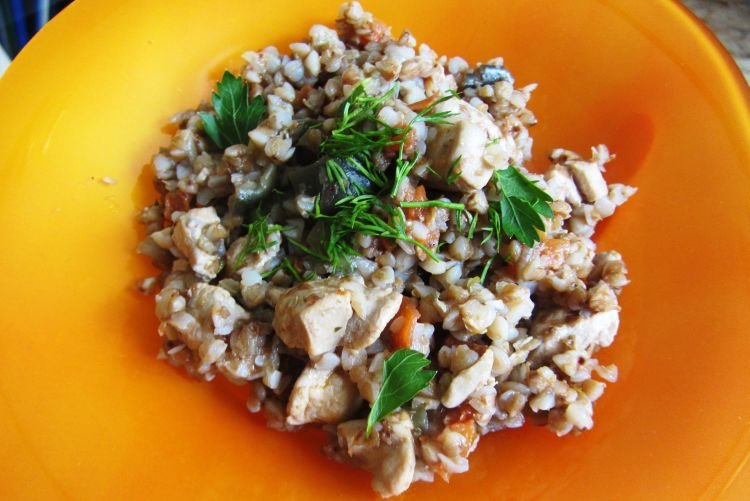 Гречка, запеченная с сельдереем, луком и курицей