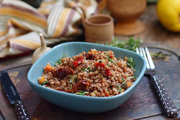 Гречка с курицей и вялеными помидорами в духовке