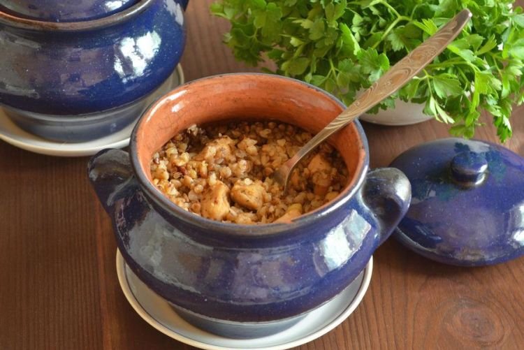 Гречка с курицей и черносливом в горшочках