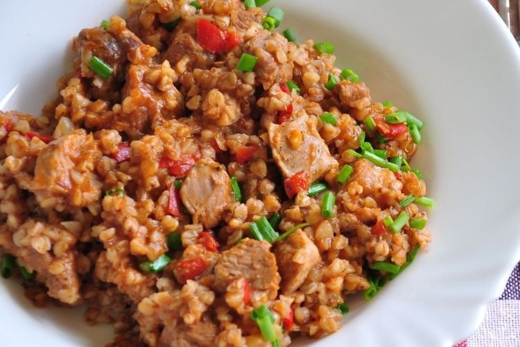 Гречка с курицей и помидорами черри в духовке