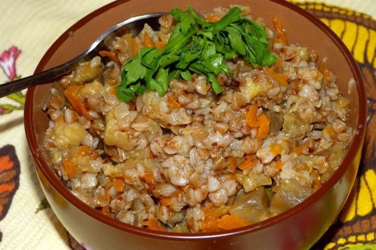 Гречка, запеченная с курицей и баклажанами