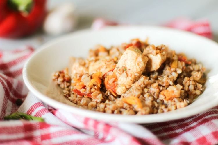 Пикантная гречка с курицей в духовке