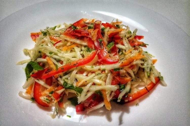 Корейский салат с черной редькой, морковью и болгарским перцем