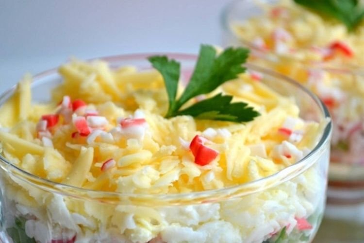 Слоеный салат с крабовыми палочками, кукурузой, помидорами и черной редькой