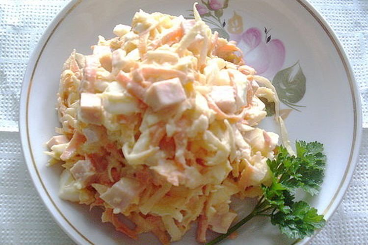 Салат с ветчиной, яйцами и черной редькой