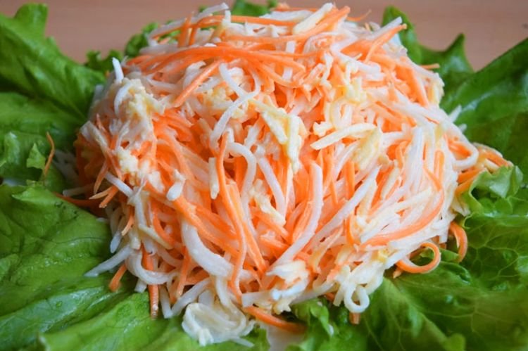 Салат «Минутка» из черной редьки с морковью и чесноком