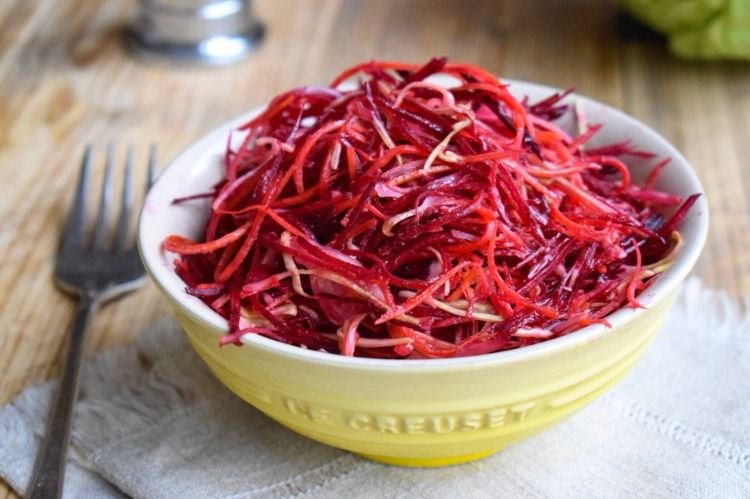 Витаминный салат из свеклы, капусты, моркови и черной редьки