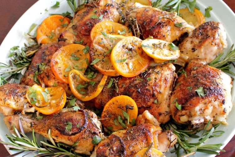 Куриные бедра с апельсинами и розмарином в духовке