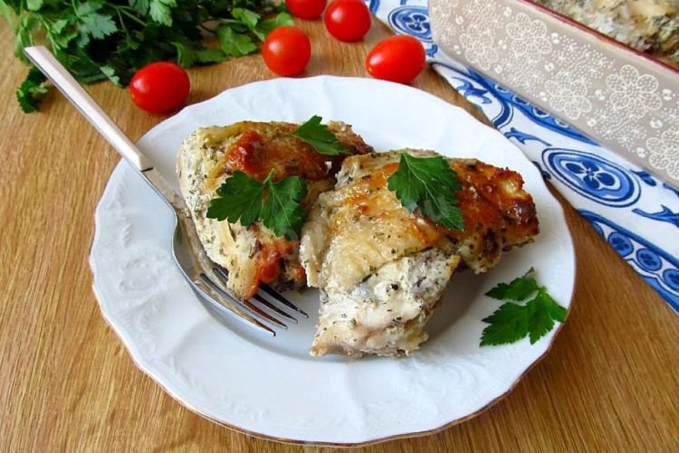 Куриные бедра, запеченные в сметане