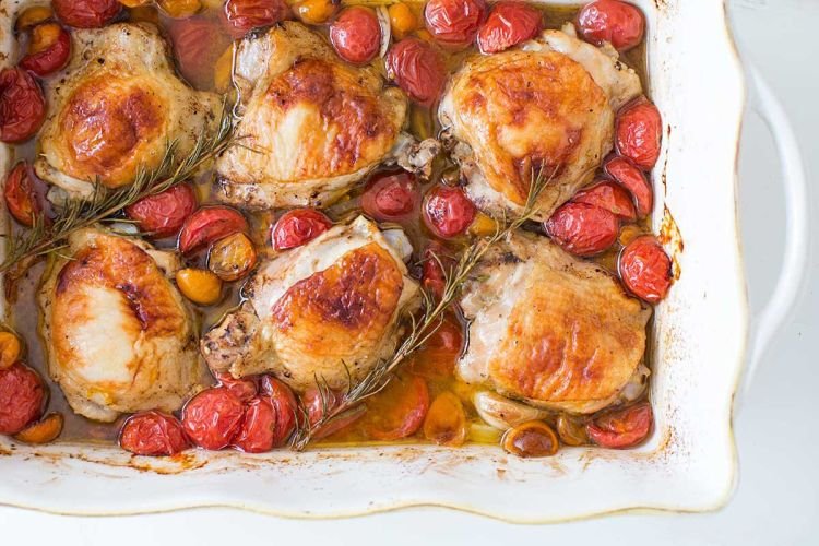 Куриные бедра, запеченные с помидорами черри и базиликом