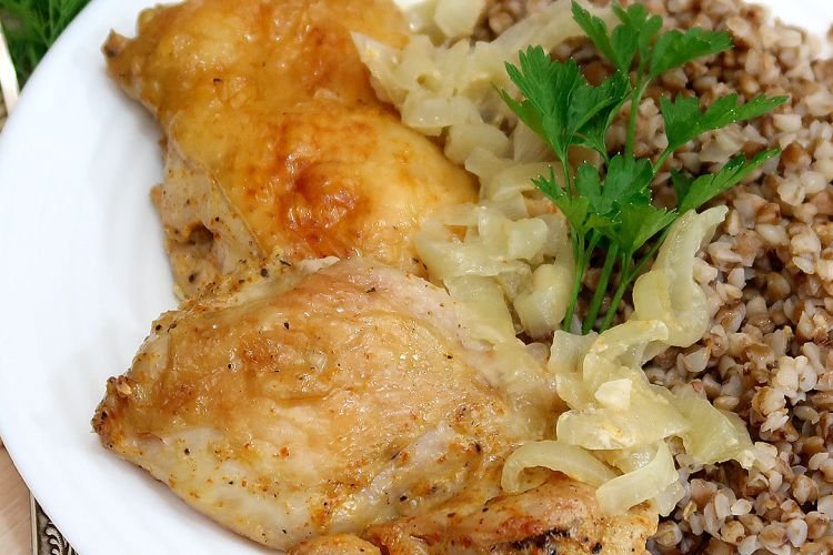 Куриные бедра, запеченные на луковой подушке