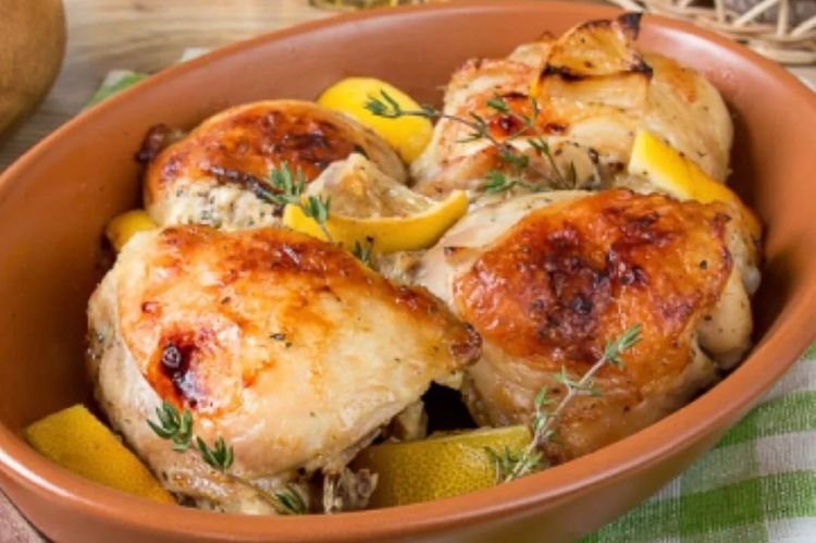 Куриные бедра, запеченные с лимоном, медом и прованскими травами