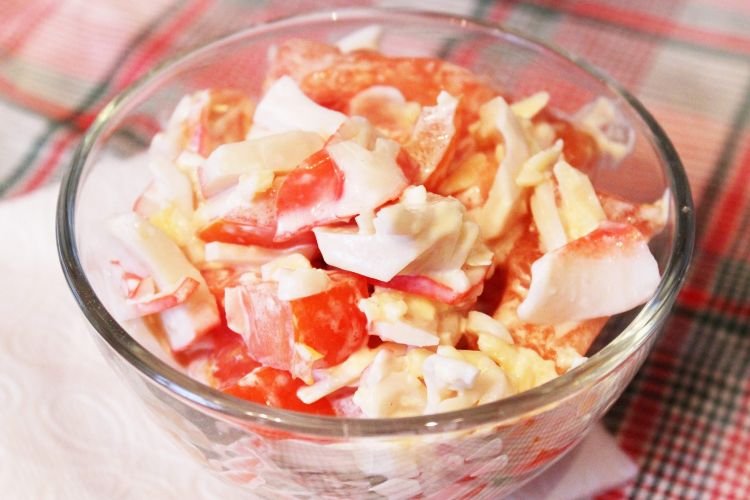 Салат с крабовыми палочками и помидорами