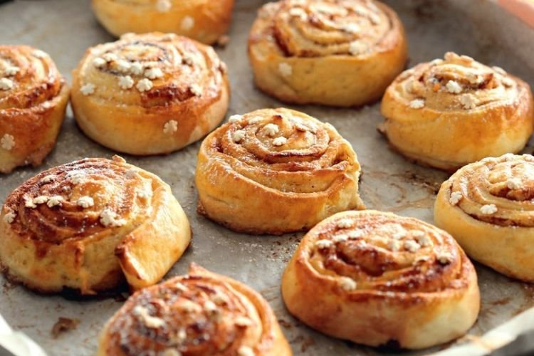 Булочки на сухих дрожжах с яблоками и корицей